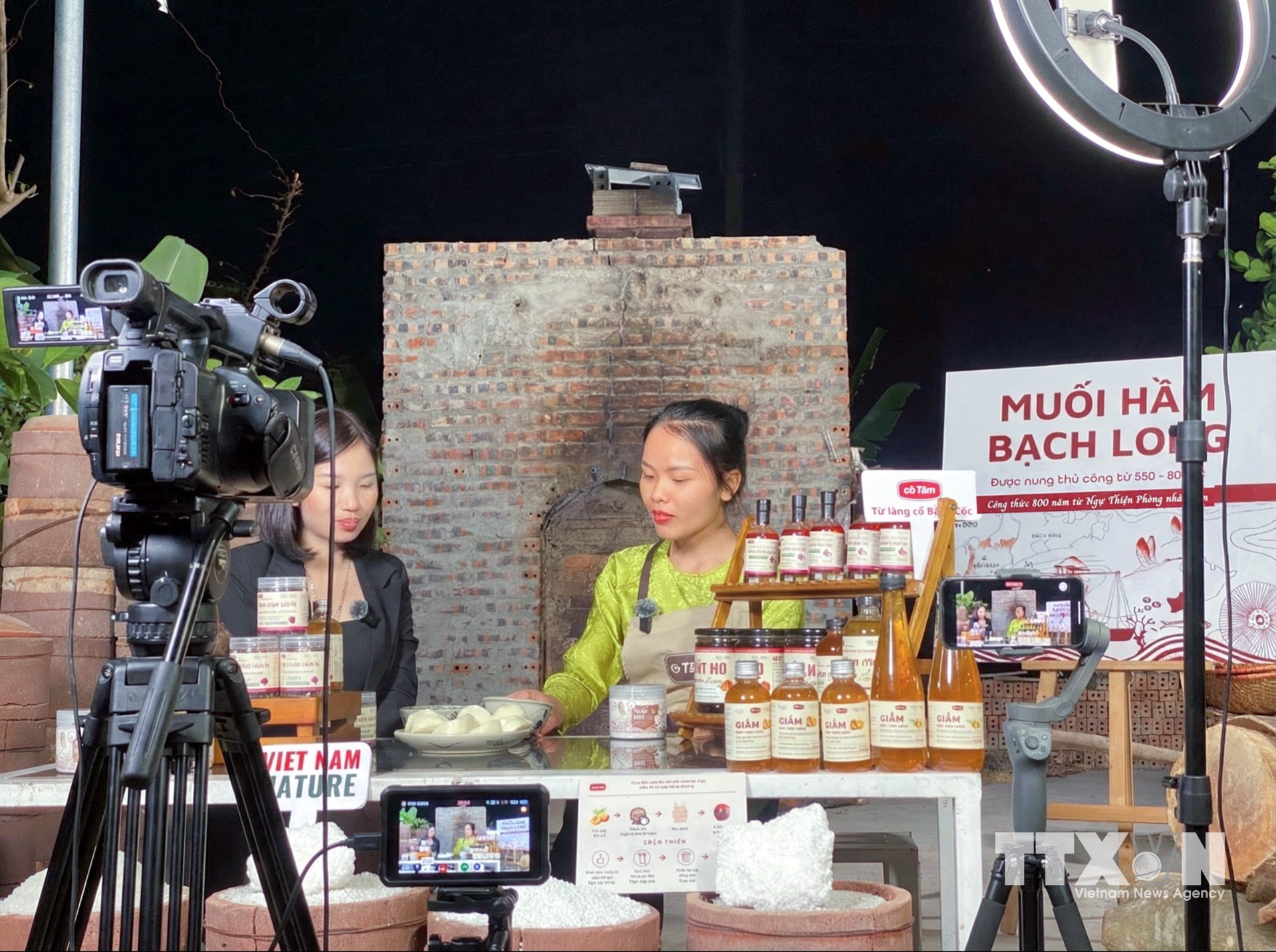 Phiên livestream bán hàng trên sàn thương mại điện tử của HTX Thanh niên Bách Cốc, phường Trường Thi (Ninh Bình). (Ảnh: Nguyễn Lành/TTXVN)